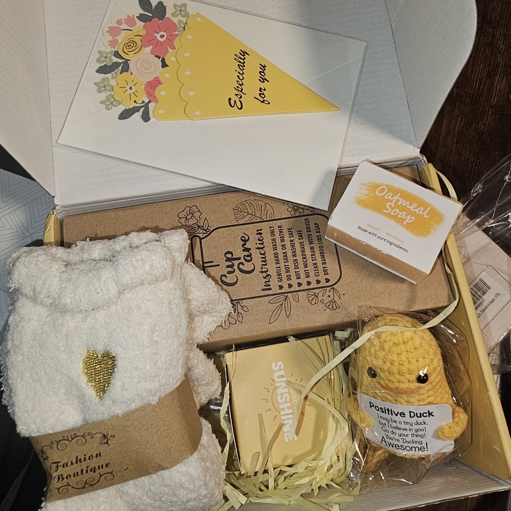 NIB Daisy Spa Set Gift Box With Glass Carafe